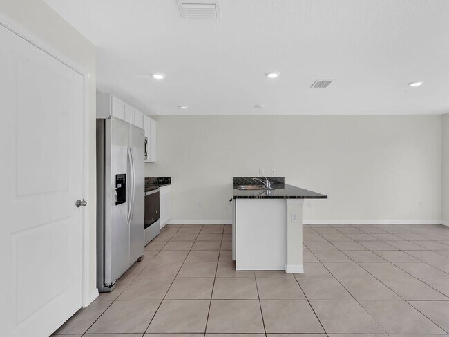 Building Photo - Beautiful 4 bedroom 2 bathroom Single Family House! Like new!