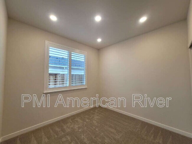 Building Photo - 5033 Rialto Dr