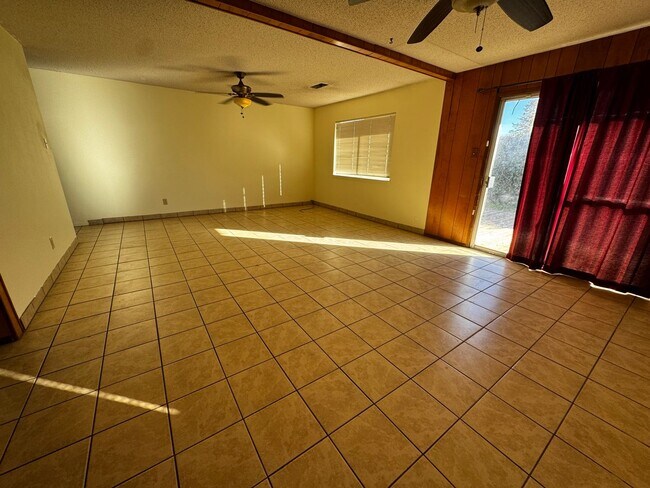 Building Photo - Mid-century Modern Heights Home