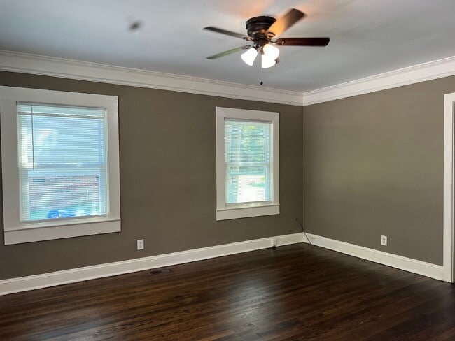 Building Photo - Freshly Updated 3/1 Duplex in Spartanburg
