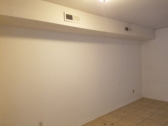 Building Photo - 2 BRM CONDO