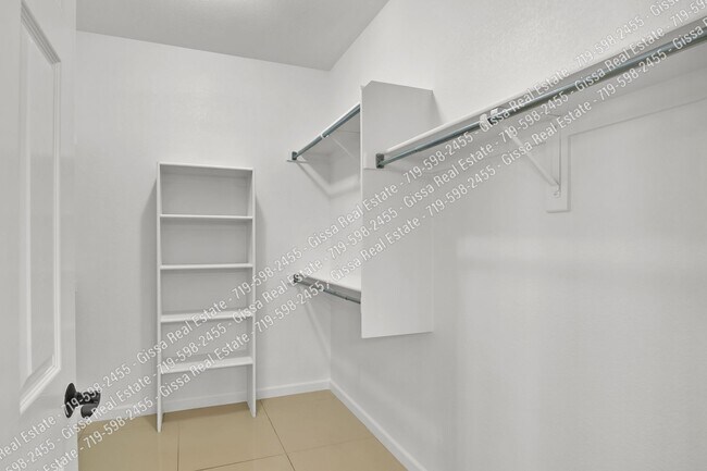 Building Photo - This beautiful 4 bedroom, 3 1/2 bathroom, ...