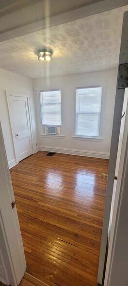 Bedroom - 2212 Indianola Ave