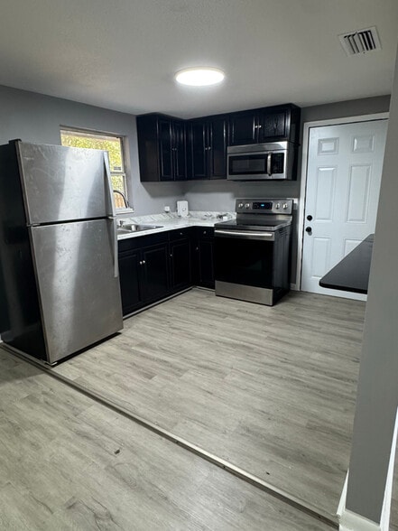 Building Photo - 5253 Kylan Dr N