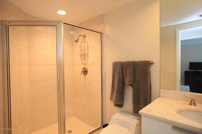 Building Photo - 231 Riverside Dr