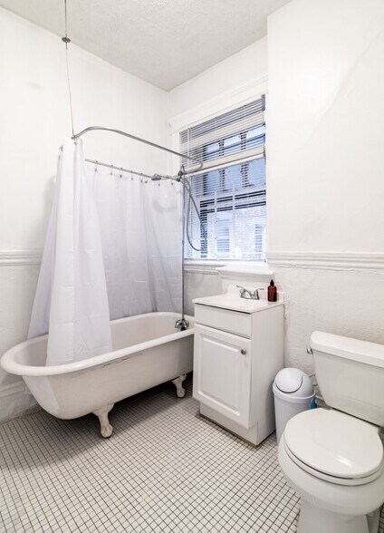 Building Photo - 50 Queensberry St