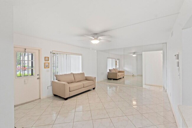 Building Photo - 441 Pine Glen Ln