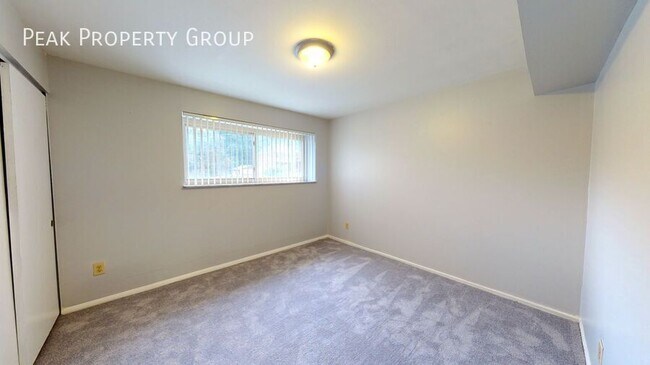 Building Photo - 2971 Deckebach Ave