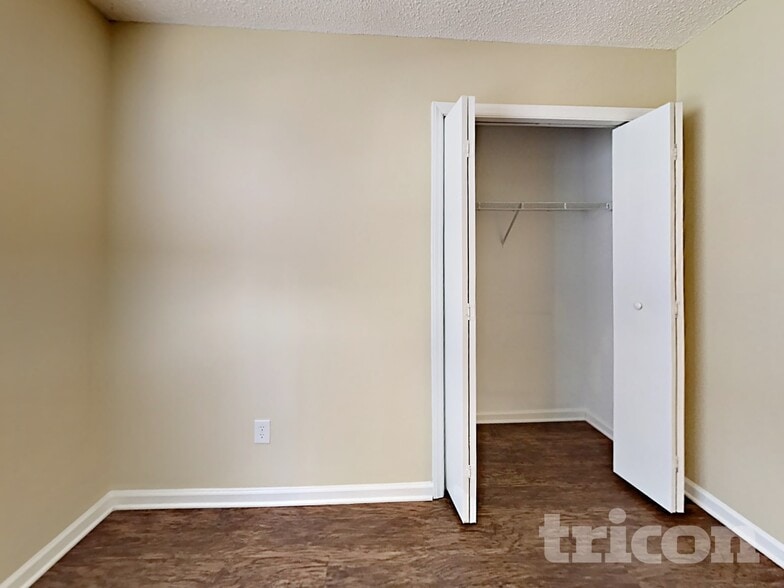 Building Photo - 2104 David Earl Dr