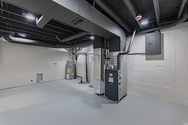 Building Photo - 911 Mayfair Dr