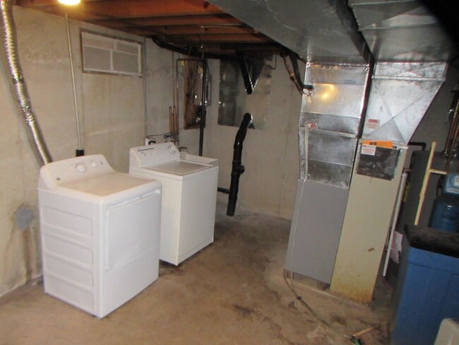 Building Photo - Spacious 3BD/1.5BA with Attached Garage and Backyard! - Available 4/1/2026