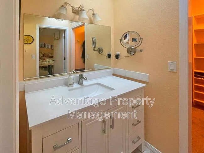 Building Photo - 1622 SW Country Club Pl