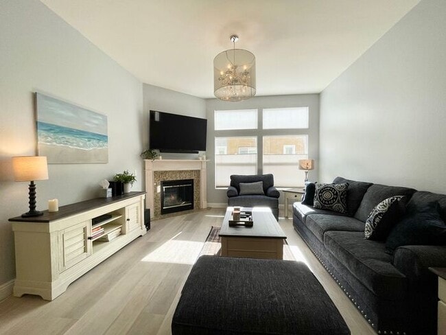 Building Photo - Stunning 2 Bedroom/2.5 Bath Townhouse loca...