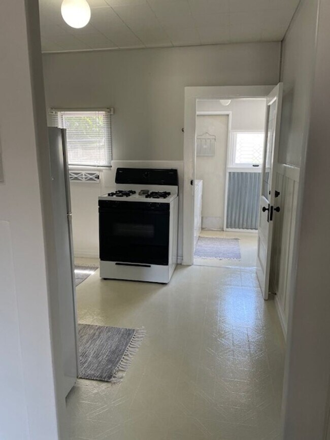 Building Photo - 2 bedroom 1 bath Brea $3200