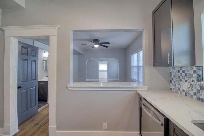 Building Photo - 675 16th Ave S