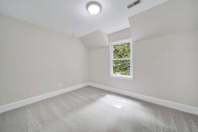 Building Photo - Beautiful Five Bed Three and Half Bath Hom...