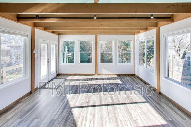 Building Photo - 1915 Henry Rd