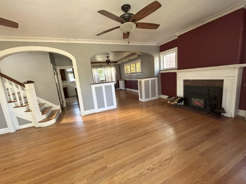 Primary Photo - 7408 Augusta Ave