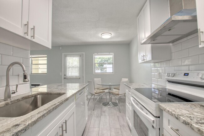 Building Photo - 612 2nd Ave S