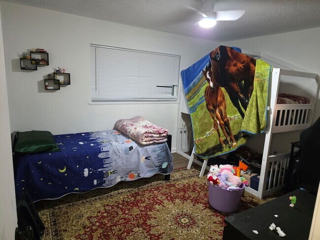 Building Photo - 3 bed 1 bath Duplex with garage and private yard