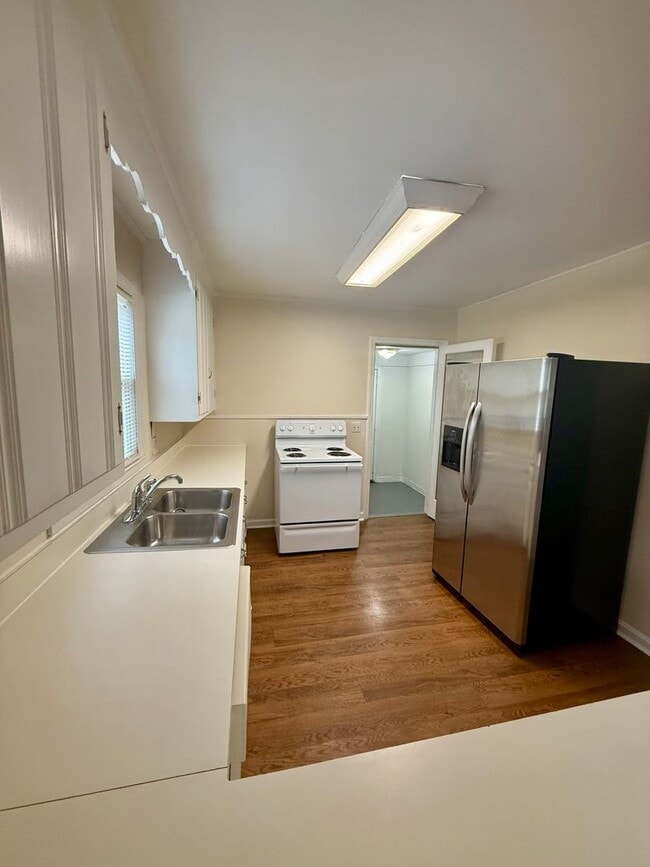Building Photo - Three bedroom, 1 bath house in Burlington