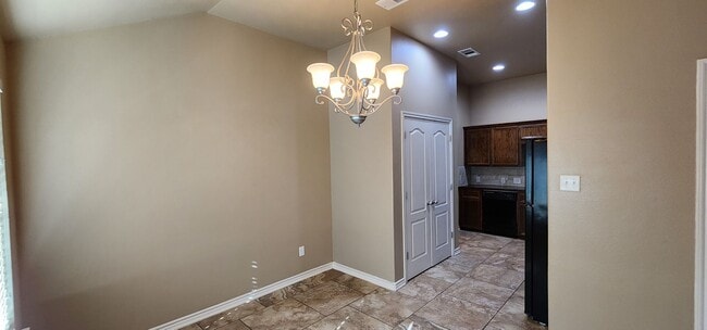 Building Photo - Beautiful 3 bed/2 bath Duplex off of Bunny...
