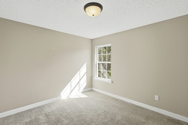 Building Photo - 4 Bedroom Griffin Park Home on Quiet Cul-de-Sac