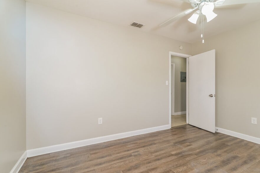 Building Photo - 132 Alder Ave