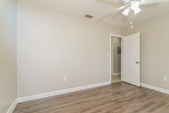 Building Photo - 132 Alder Ave