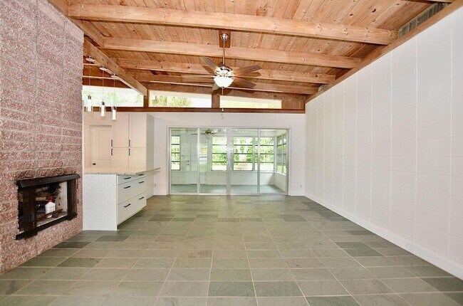 Building Photo - 505 Coconut Ave E