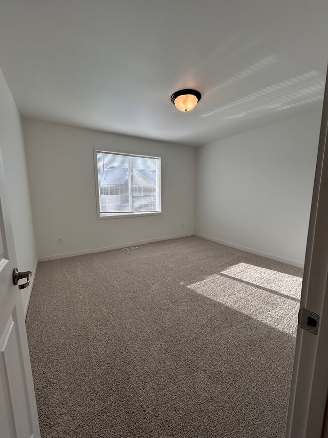 Building Photo - 3 Bed 3 Bath TownHome