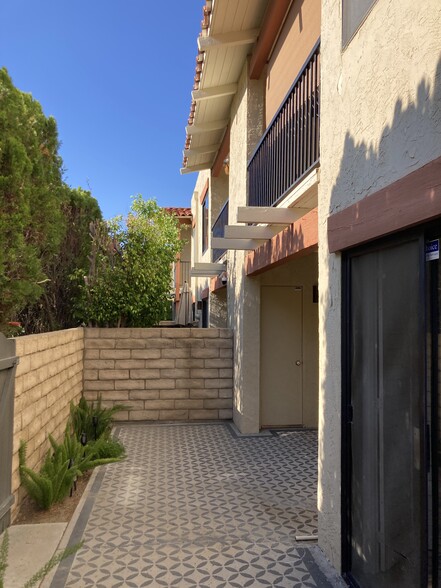 Building Photo - 1407 N Sunrise Way