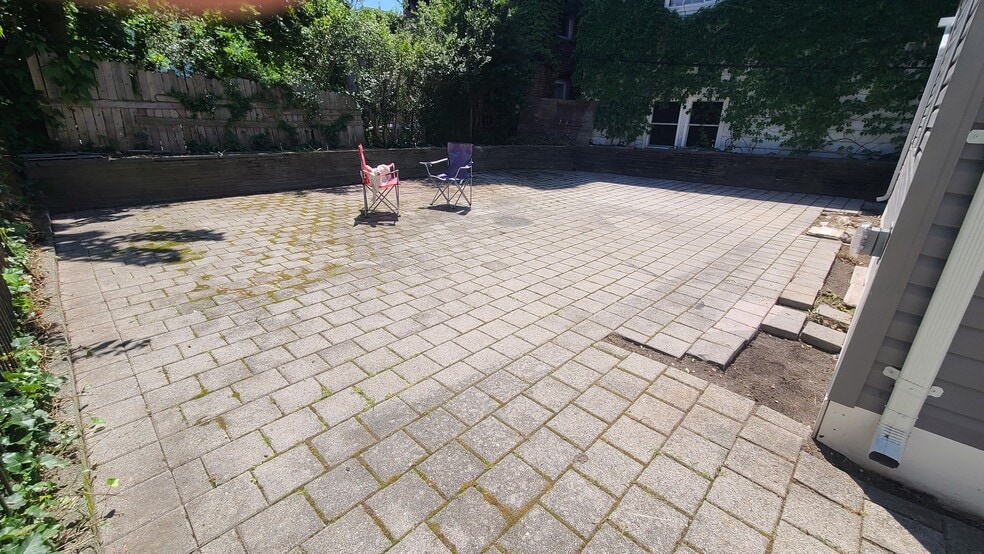 Shared back yard - 308 King St