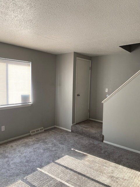 Building Photo - "Charming 2-Bed Townhome (multiplex buildi...