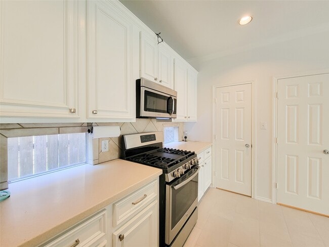 Building Photo - 75 Dennis St