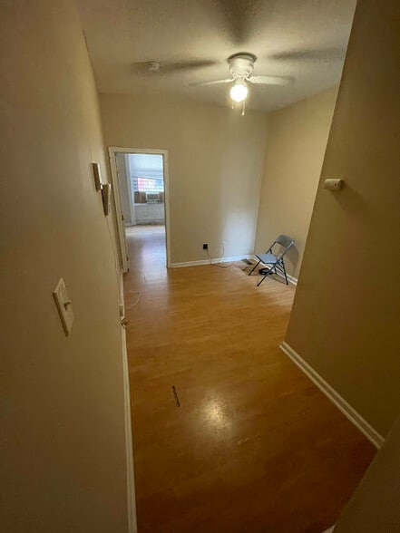 1855 Apt 1: Living Room - 1855 N Willington St