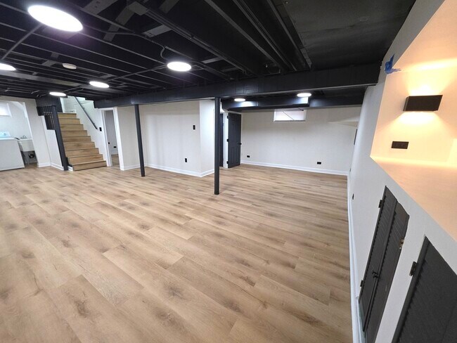 Building Photo - 5251 S Hamlin Ave