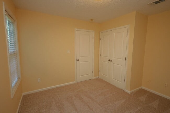 Building Photo - 1801 Chestnut Dr