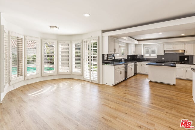 Building Photo - 158 S Anita Ave