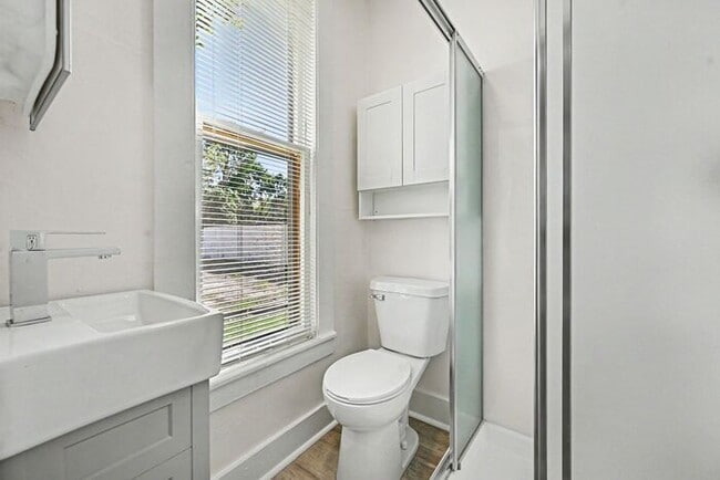 Building Photo - Charming 1-Bed/1-Bath Apartment – Newly Renovated!
