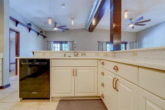 Building Photo - 215 Garden Cir