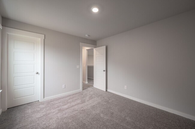 Building Photo - **BE THE LUCKY ONE TO LIVE IN THIS BEAUTIFUL HOME IN THE DESIRABLE SAWGRASS NEIGHBORHOOD IN SPRIN...