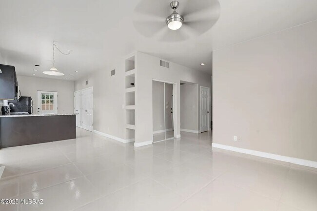 Building Photo - 2862 N Tyndall Ave