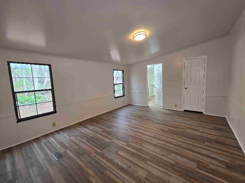 Building Photo - 415 Walker Dr