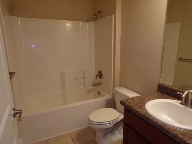 Building Photo - Spacious 3-Bedroom Home