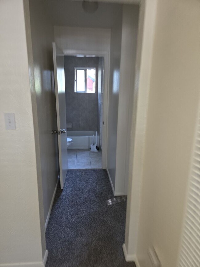 Building Photo - Unfurnished two bedroom apartment