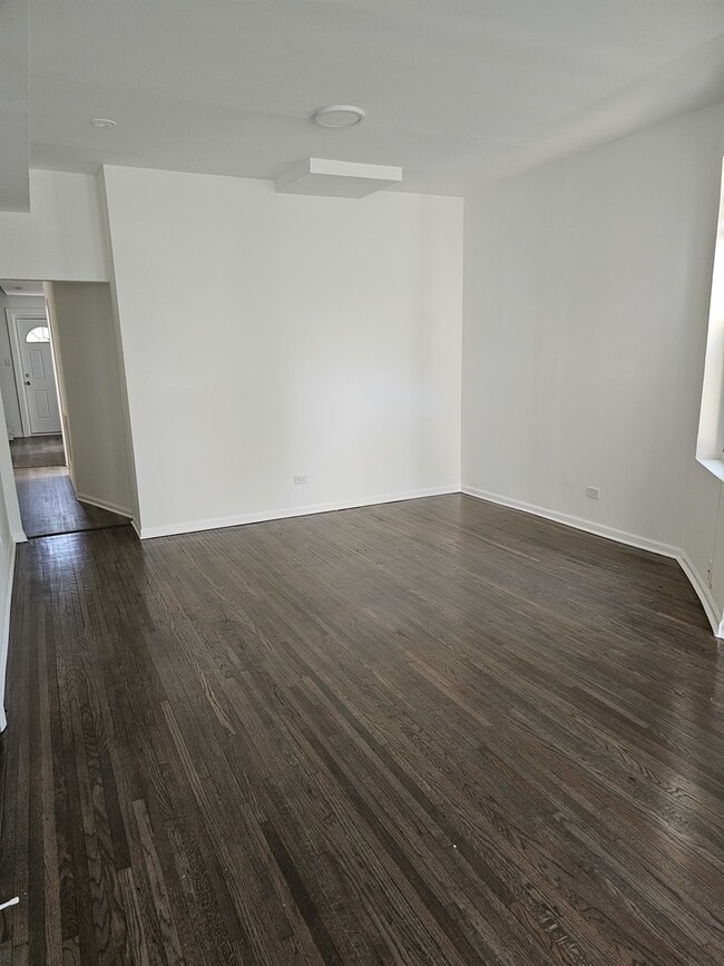 Building Photo - 6507 S Rhodes Ave