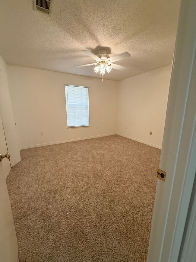 Building Photo - New Listing!