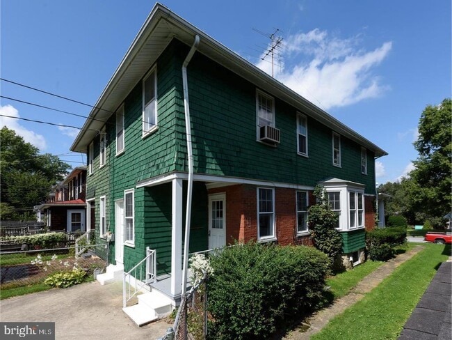 Building Photo - 1132 Stirling St