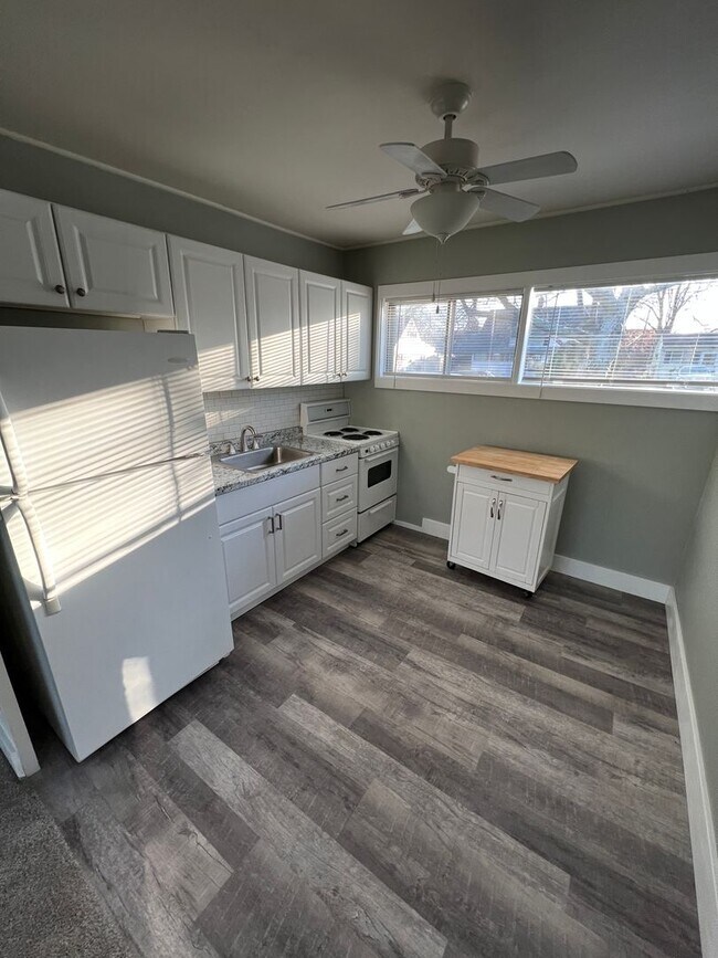 Building Photo - 4 bedroom 2 bath home in the Crabtree section of Levittown. Available for move in now